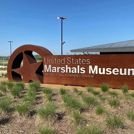 Old Fort Loft King & Queen Suites Nearest Accomodation To Marshals Museum Power Your Ev For Free! Fort Smith Esterno foto