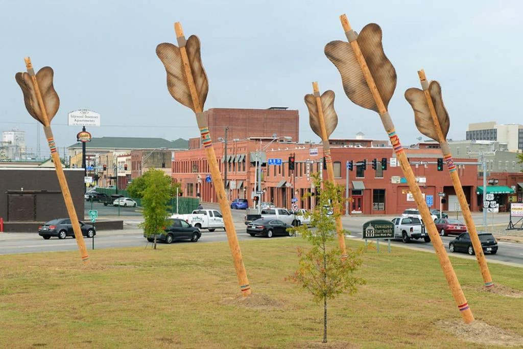 Old Fort Loft King & Queen Suites Nearest Accomodation To Marshals Museum Power Your Ev For Free! Fort Smith Esterno foto